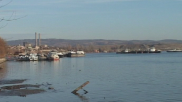 Следят качеството на водата на река Дунав след потъването на баржа