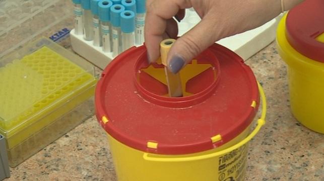 вероятно децата заразили епруветките кръв