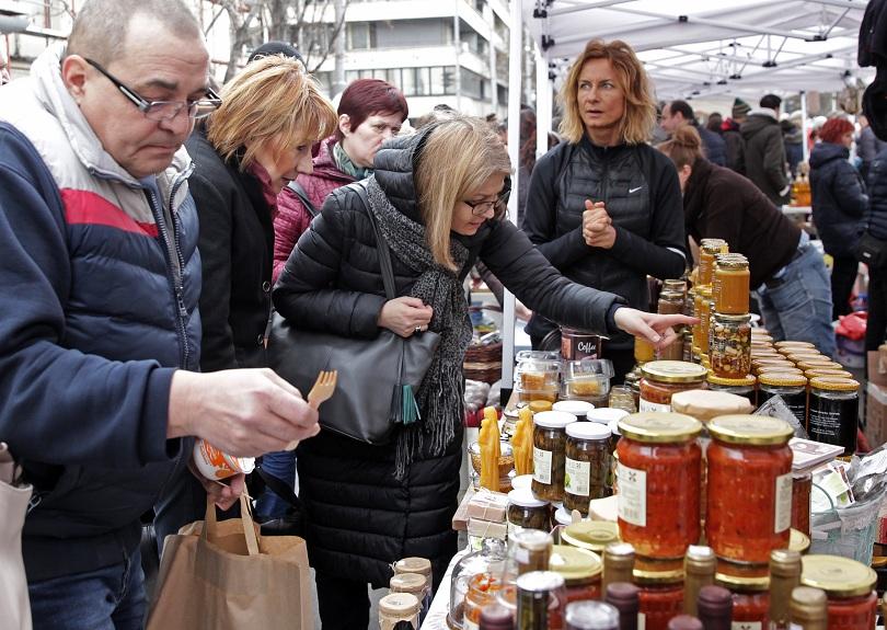 Фермери предлагат продукция на столичната ул. Оборище