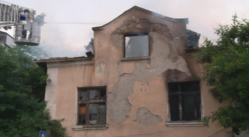 Пожар унищожи покрива на голяма двуетажна къща в центъра на Пловдив