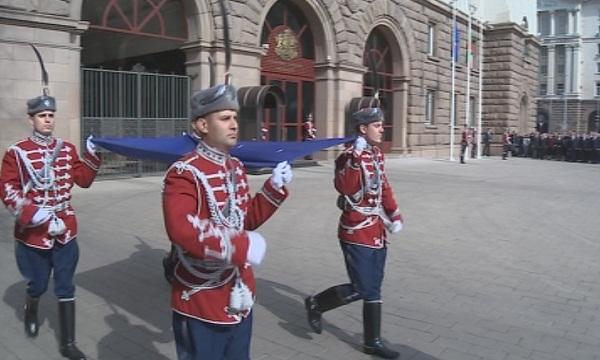 Почетно издигане на флага на НАТО пред президентството