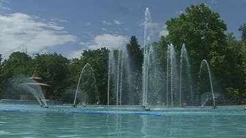 Боята в езерото на Пеещите фонтани се олющи