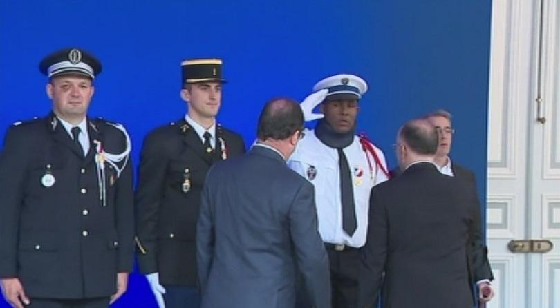 Наградиха полицаи след размириците във Франция