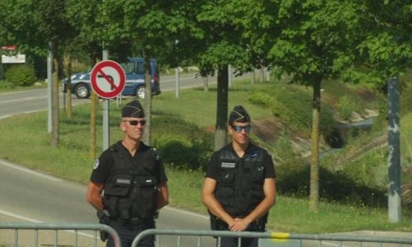 Задържаният за атентата край Лион остава в ареста