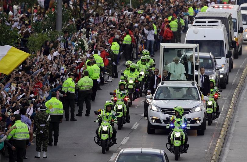 Папа Франциск пристигна на дългоочаквано посещение в Колумбия