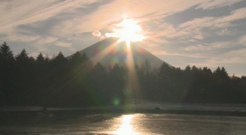 Диамантеният изгрев над планината Фуджи