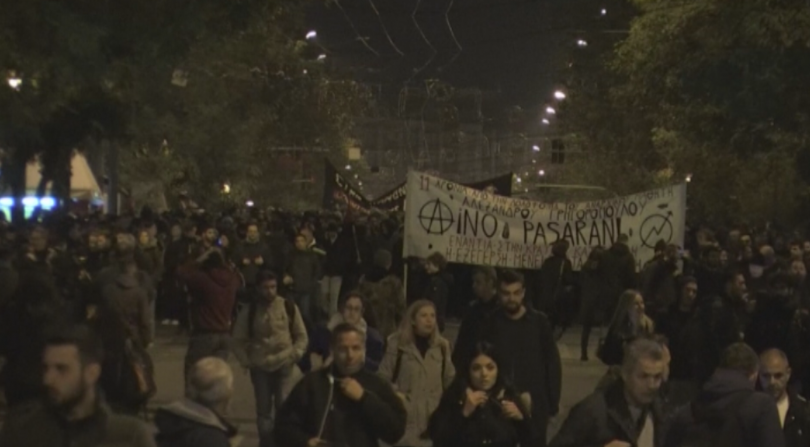 Десетки гръцки анархисти се включиха в протестни шествия в Атина