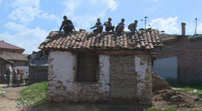 Жители на ромския квартал в Гърмен сами събориха къщите си