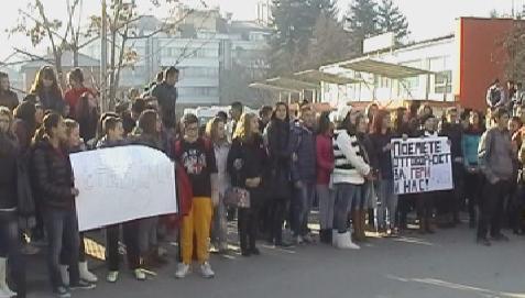 Ученици блокираха автогарата в Гоце Делчев