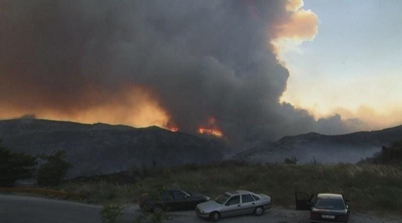 Продължават да бушуват горски пожари в Европа и Канада