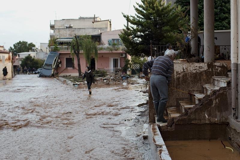 Проливни дъждове отнеха живота на 15 души в Атина