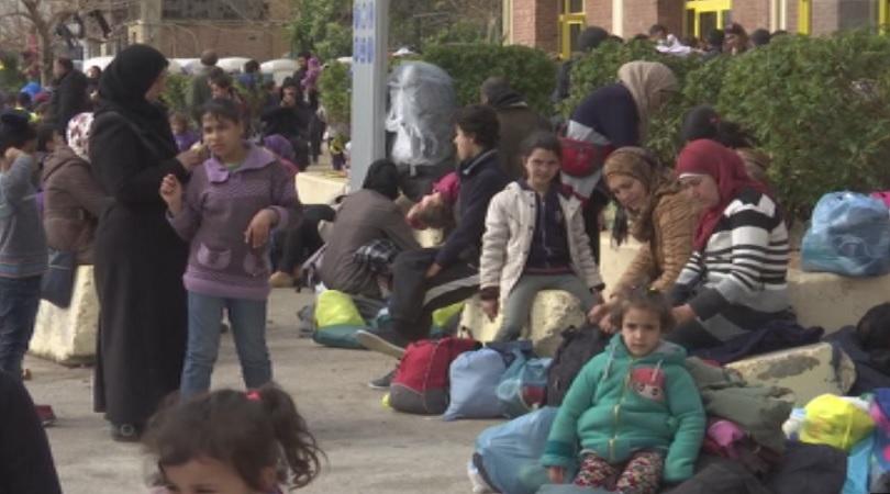 Хиляди бежанци остават блокирани в Гърция