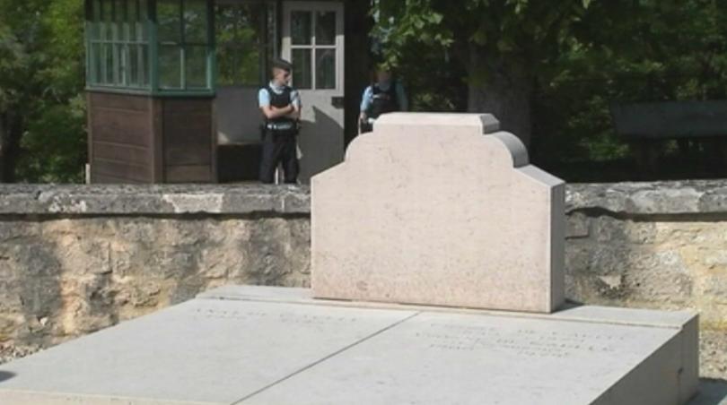 Френската полиция издирва двама души за оскверняването на гроба Шарл де Гол