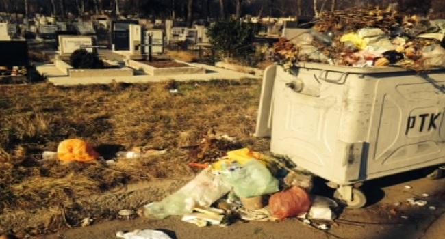 Боклуци заливат алеите на Централните софийски гробища