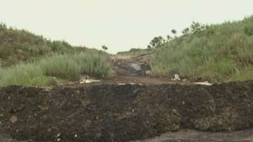 Чистят гудрона на старото русенско сметище