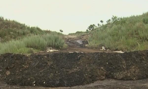 Чистят гудрона на старото русенско сметище