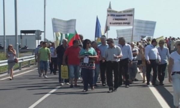 Села протестират срещу завод за гуми