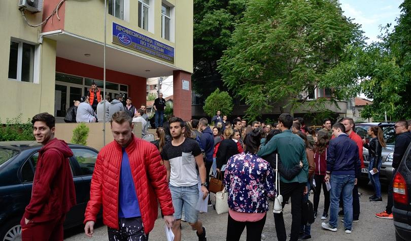 Хиляди ученици се явяват днес на втора матура и външно оценяване по математика