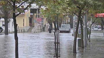  Екипи на противопожарната служба отводняват къщи и дворове в Хасковско (ОБНОВЕНА)