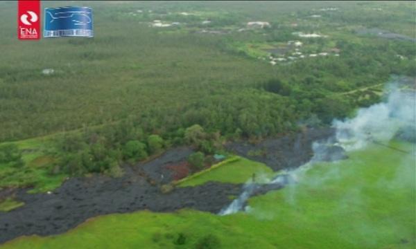 Лава на метри от жилищни сгради в Хавай
