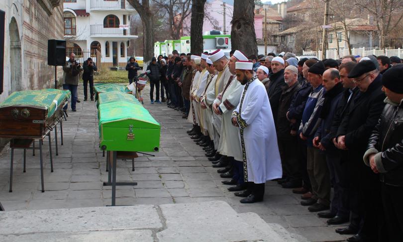 Погребаха петима от загиналите при взрива в Хитрино