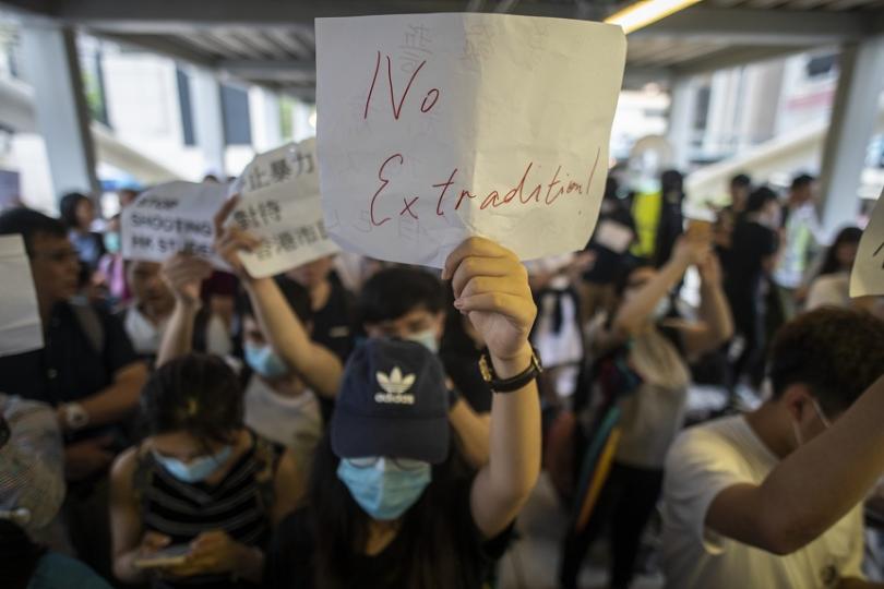 Продължава напрежението в Хонконг където пореден ден хиляди протестират срещу