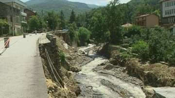 Екипи обследват подпорната стена и пътя в с. Храбрино