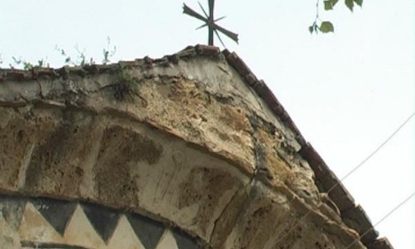 Храм застрашен от срутване