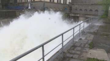 Реки и язовири преливат заради дъждовете