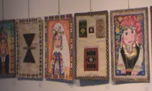 Деца правят икони от царевична шума