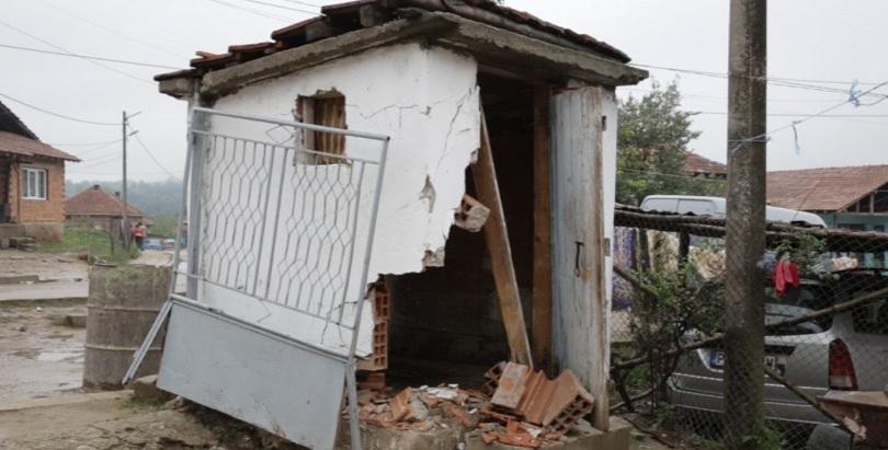 15-годишен подкара кола и се заби в двор