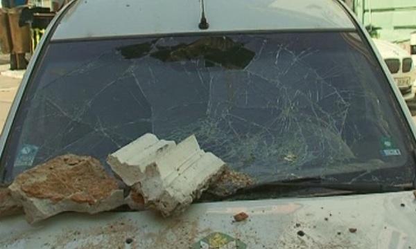 Част от покрив на стара къща във Варна падна върху кола