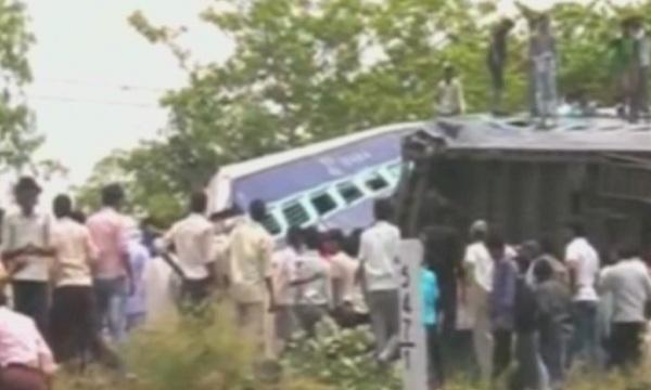  Влакова катастрофа в Индия взе над 20 жертви