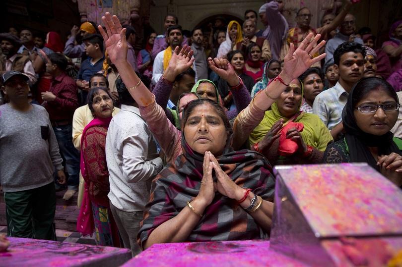 Индиийците посрещат пролетта с празника Холи