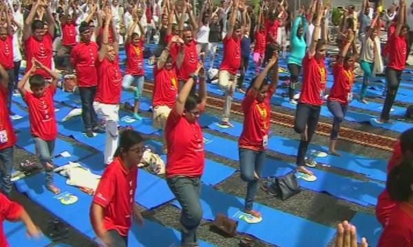 Хиляди практикуваха йога в Ню Йорк