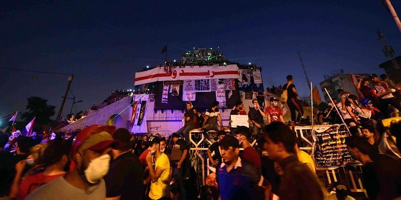 Десетки хора се събраха на площад Тахрир в Багдад за