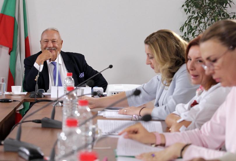 Иван Гарелов предлага БНТ да влезе в пряка конкуренция с търговските медии