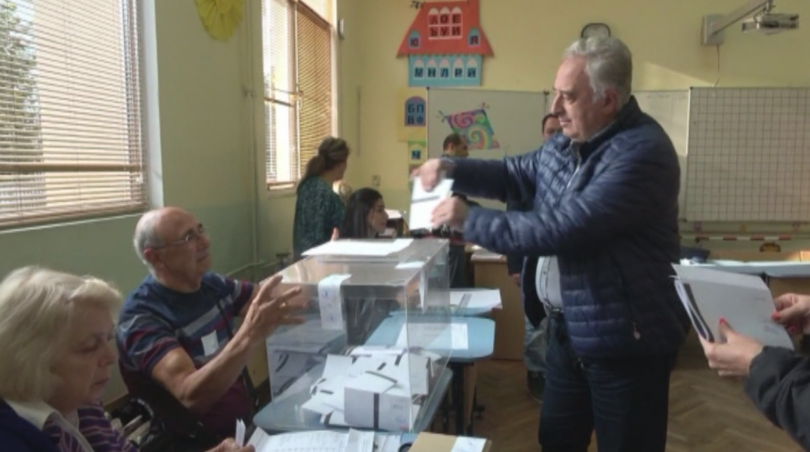 Без сериозни инциденти и при сравнително висока избирателна активност преминаха