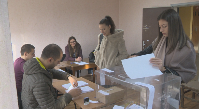 С ниска избирателна активност започна изборният ден в столичния квартал