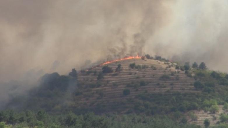 Няма опасност за хората и къщите при пожара в бургаското село Изворище
