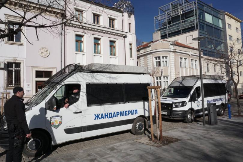 Вещи лица и реставратори са в офиса на Нове Холдинг