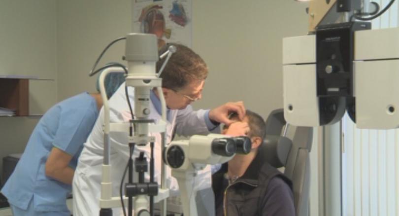 Пострадала майка от Хитрино отново ще види децата си след операция на очите