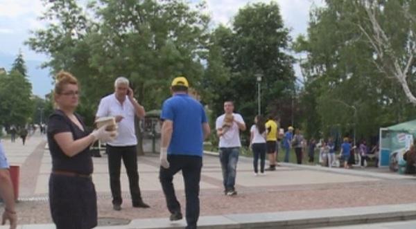 Пренасят книга с жива верига