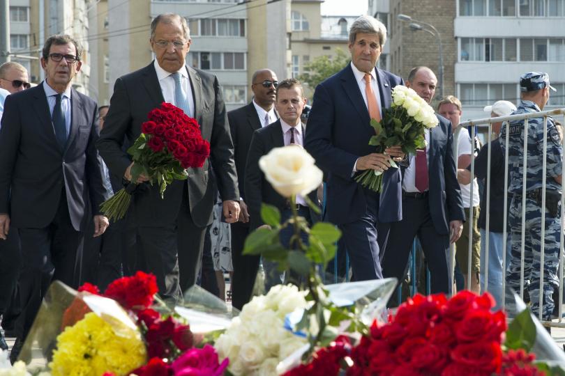 Лавров и Кери положиха цветя пред посолството на Франция в Москва