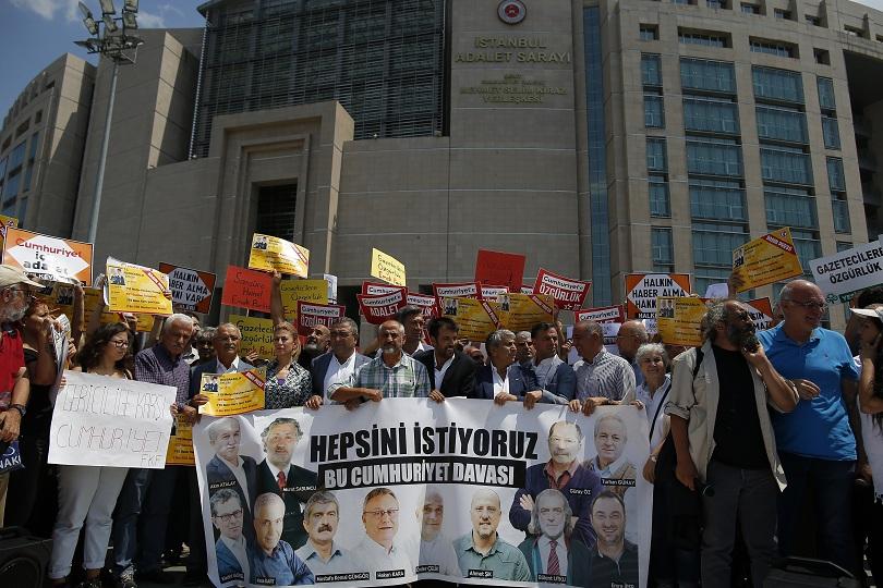 Освободиха част от арестуваните журналисти от Джумхуриет