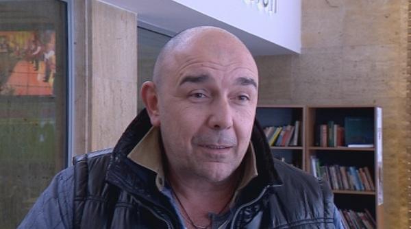 Калин Сърменов и още десетина души заседнаха в асансьор