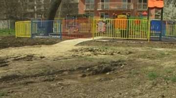Кална улица блокира детска площадка