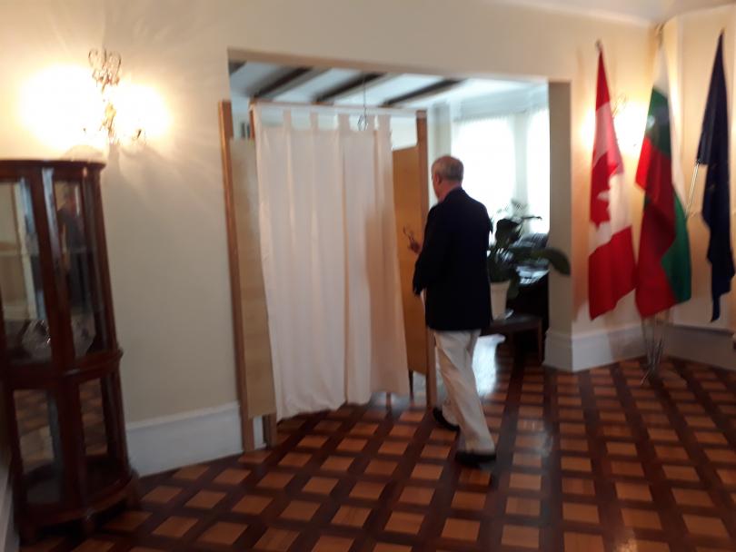 В дипломатическите представителства на България извън Европейския съюз също са