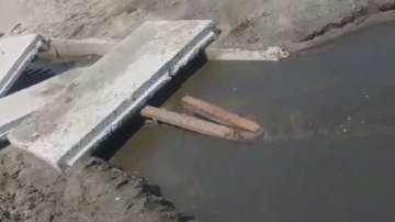 Мръсен канал на централния плаж на Бургас