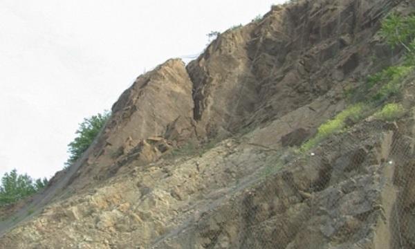 Огромна канара заплашва сигурността на движението в Искърското дефиле